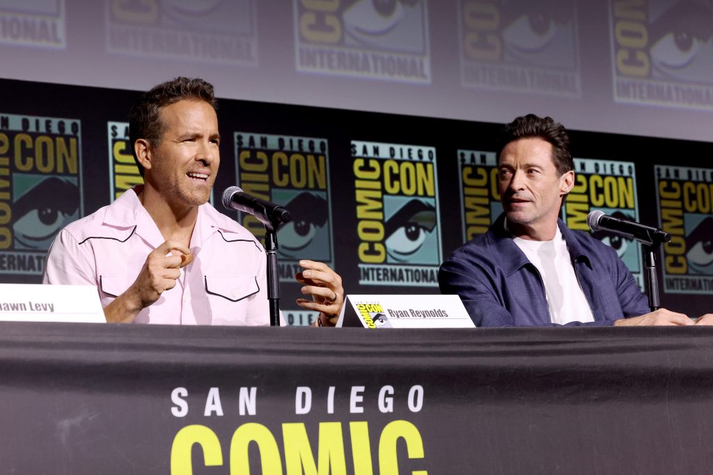 This image has an empty alt attribute; its file name is Ryan-Reynolds-and-Hugh-Jackman-San-Diego-Comic-Con-1024x682.jpeg
SAN DIEGO, CALIFORNIA - julio 25: (L-R) Ryan Reynolds and Hugh Jackman conversan en el escenario durante el Marvel Studios: The Ultimate Deadpool & Wolverine Celebration of Life en el Hall H en SDCC en San Diego, California en julio 25, 2024. (Foto por Jesse Grant/Getty Images for Disney)