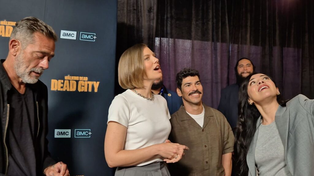 Cast de Dead City con camara 360 despues de la alfombra roja SDCC 2026